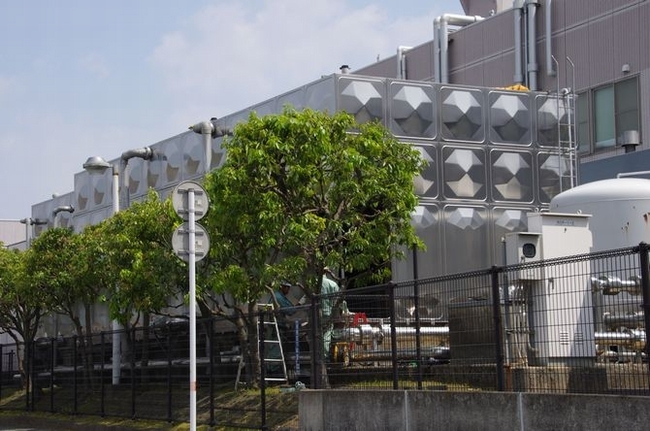 隅角部下部が破損した例（ステンレス製パネルタンク：熊本市南区）