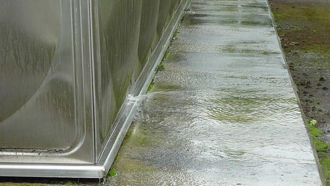 下部パネル溶接部の損傷例（ステンレスパネル製配水池：熊本県菊池郡）