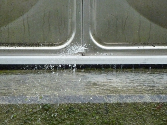 下部パネル溶接部の損傷例（ステンレスパネル製配水池：熊本県菊池郡）