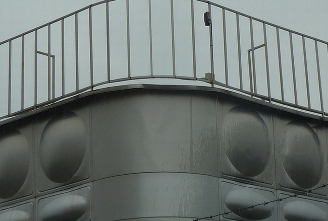 隅角部上部及び天井部の破損例（ステンレスパネル製配水池：熊本市南区）