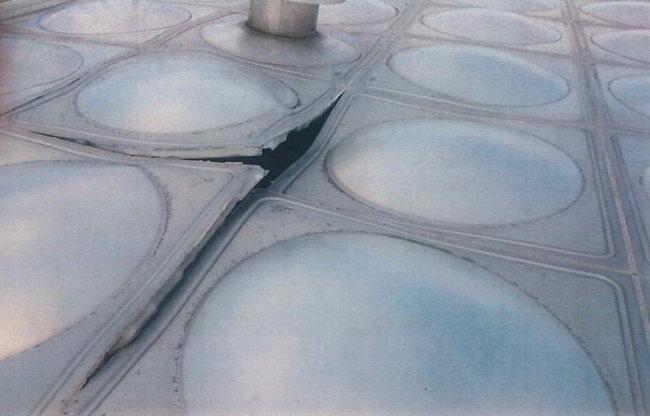 隅角部上部及び天井部の破損例（ステンレスパネル製配水池：熊本市南区）