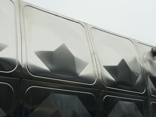 ２０１２年製タンクの破損事例（ステンレス製パネルタンク：合志市）