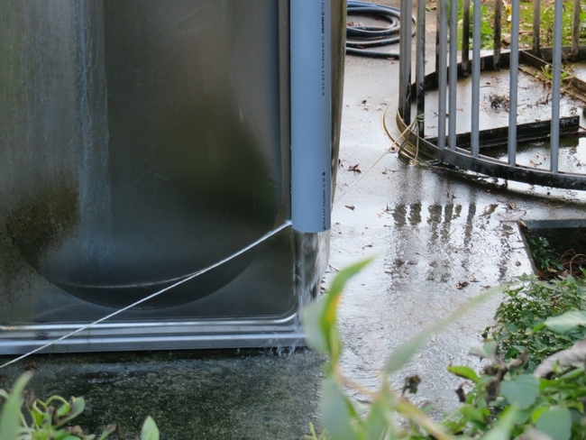 熊本県菊池郡 配水池 (ステンレス製パネルタンク) 側面、隅角部、下部パネル溶接部の漏水