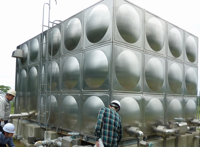 熊本市内 受水槽 (ステンレス製パネルタンク) 側部変形、ポンプ室内・底部の漏水