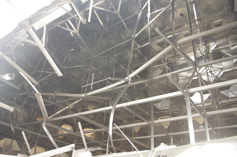 損壊したステンレス製パネルタンク内部の様子